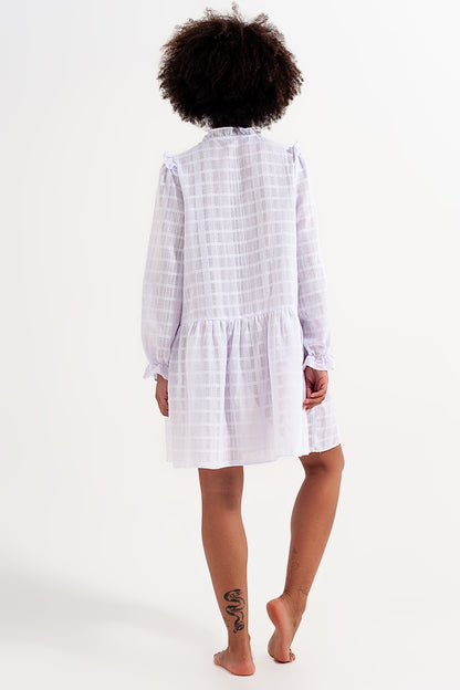 Mini vestido voluminoso con volantes en blanco