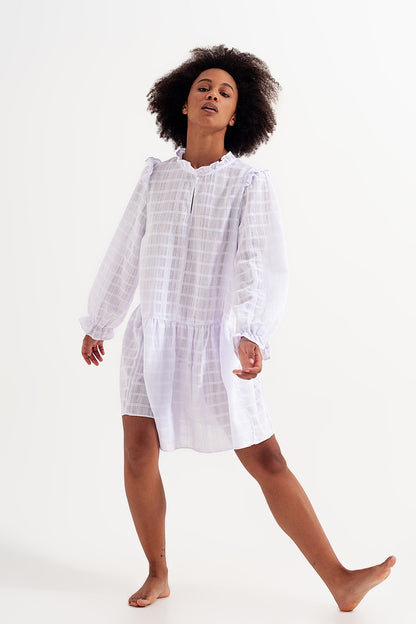 Mini vestido voluminoso con volantes en blanco