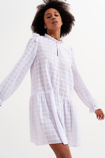 Mini vestido voluminoso con volantes en blanco