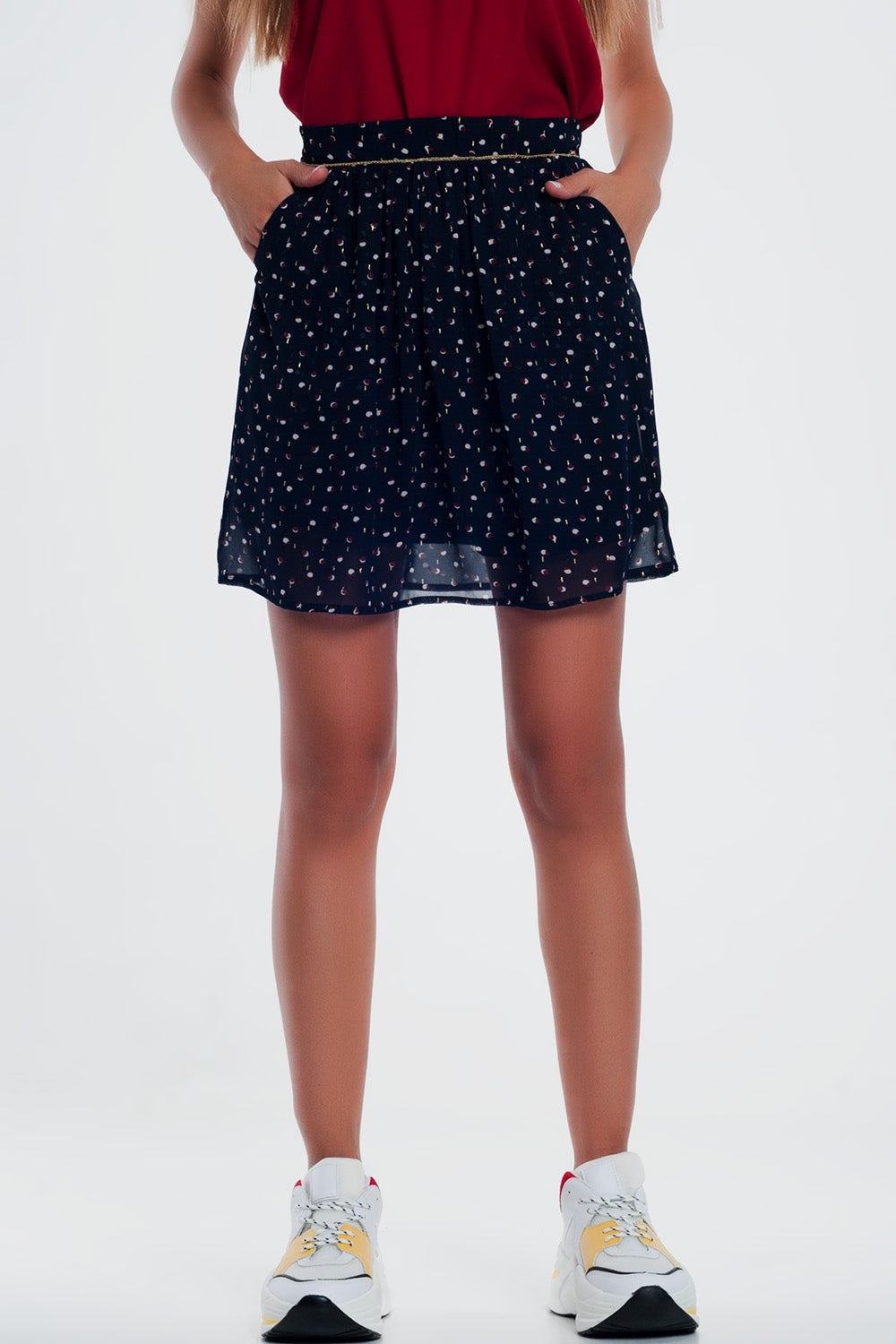 Minifalda azul marino y estampado de lunares garabateados