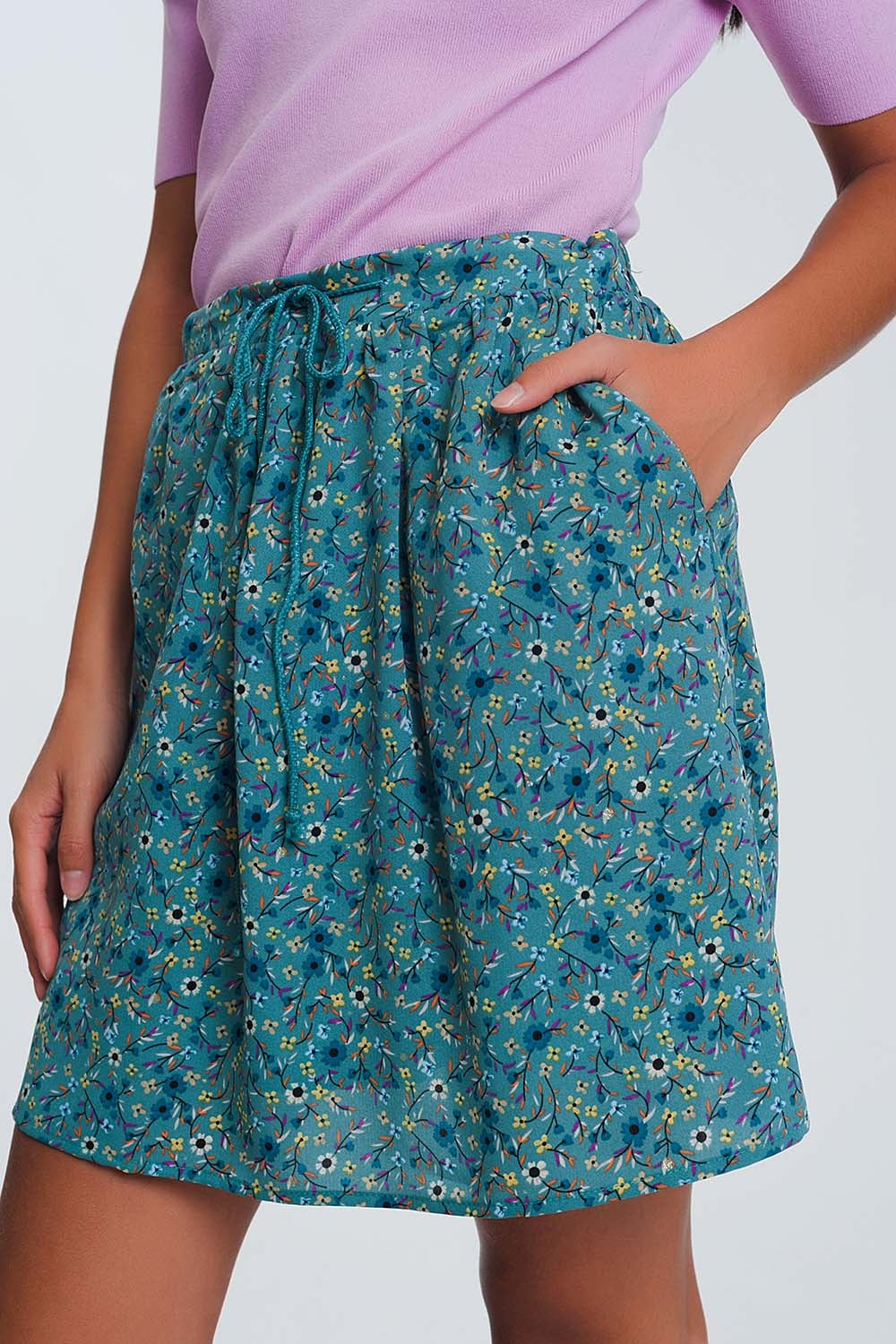 Minifalda con estampado de florecitas en verde