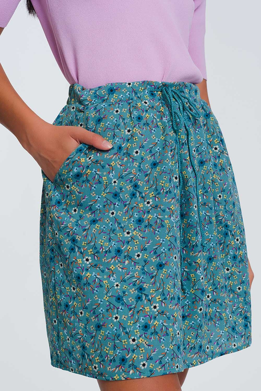 Minifalda con estampado de florecitas en verde