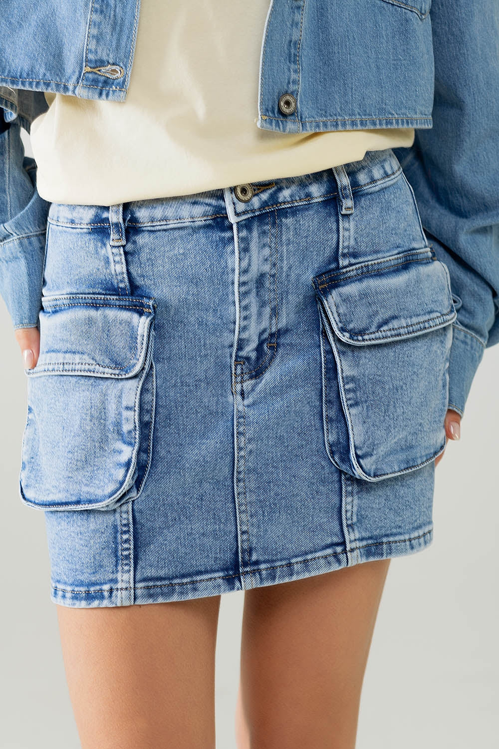 minifalda mid wash con bolsillos cargo