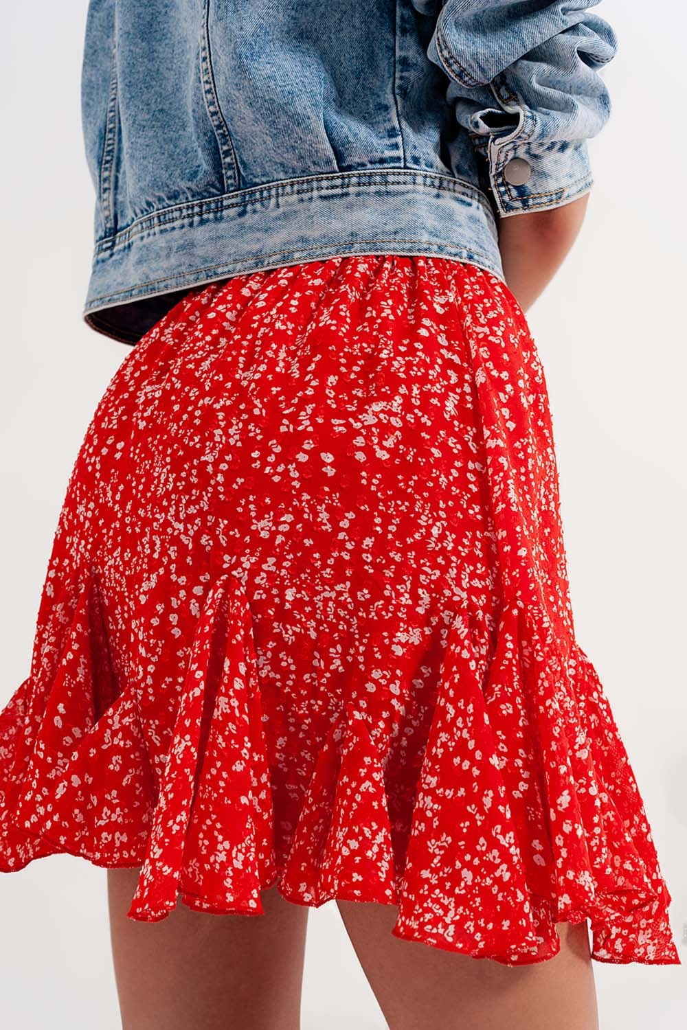 Minifalda roja con estampado floral y volantes