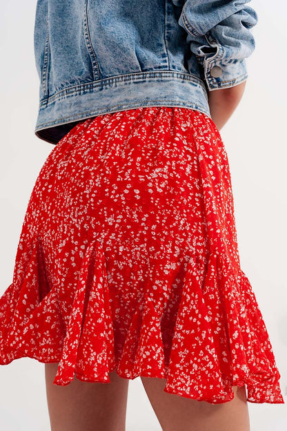 Minifalda roja con estampado floral y volantes