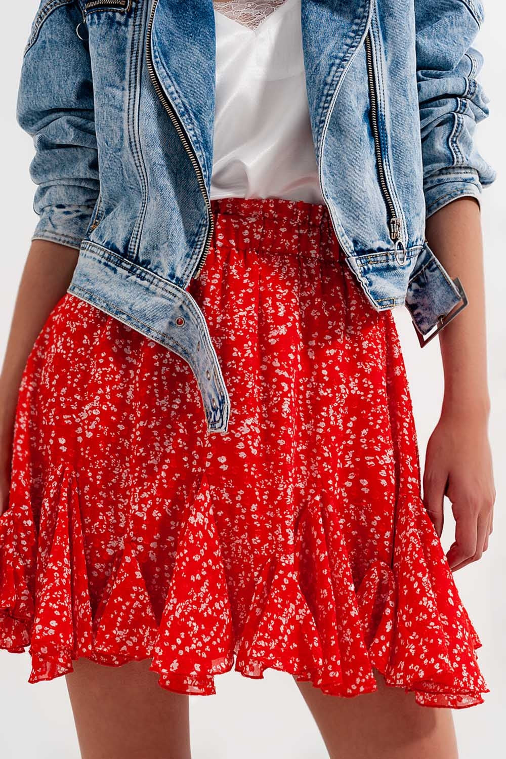 Minifalda roja con estampado floral y volantes