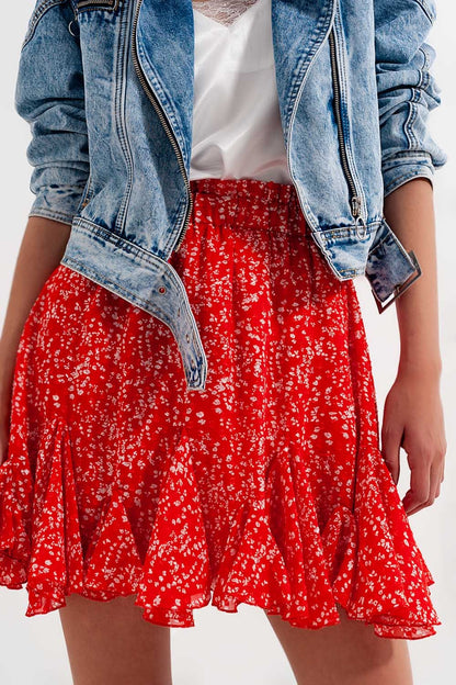 Minifalda roja con estampado floral y volantes