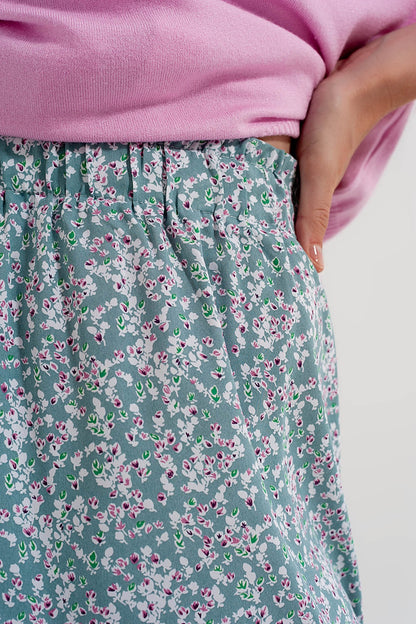 Minifalda verde con estampado floral y volantes