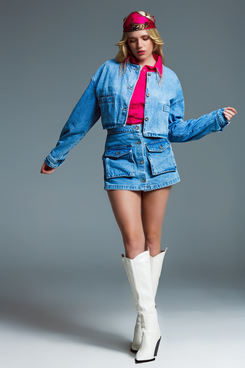 Minishort vaquero cargo con botonadura frontal en lavado claro