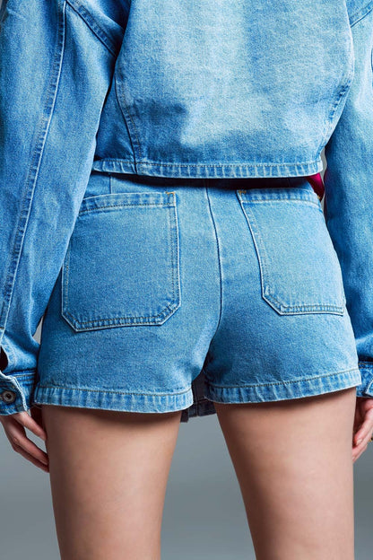 Minishort vaquero cargo con botonadura frontal en lavado claro