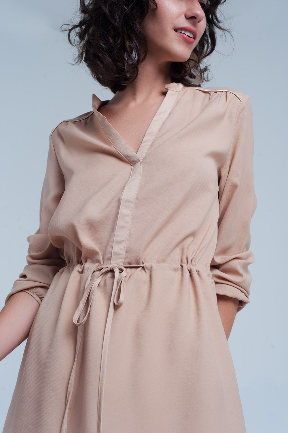 Minivestido camisero beige con lazada en la cintura
