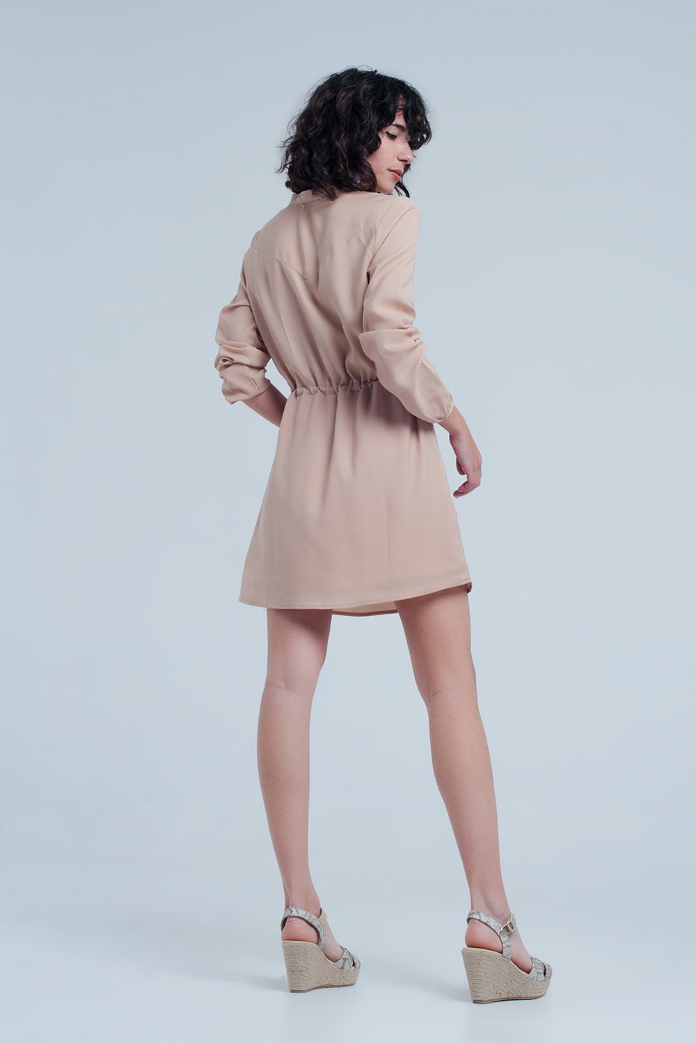 Minivestido camisero beige con lazada en la cintura