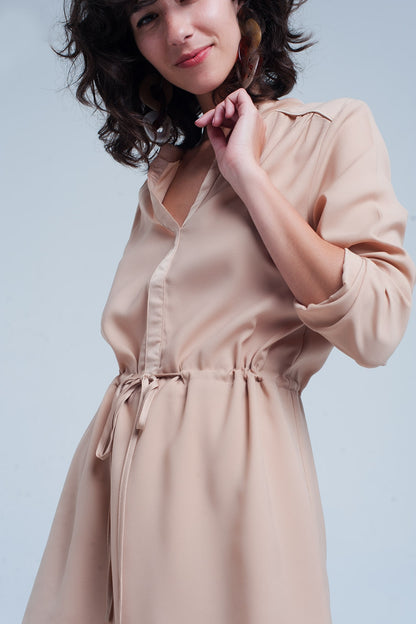 Minivestido camisero beige con lazada en la cintura