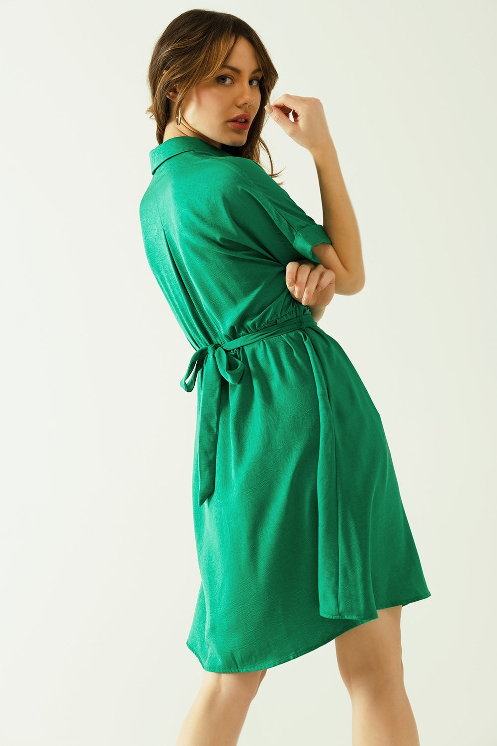 Minivestido relajado con cinturón y botones en la parte delantera en color verde