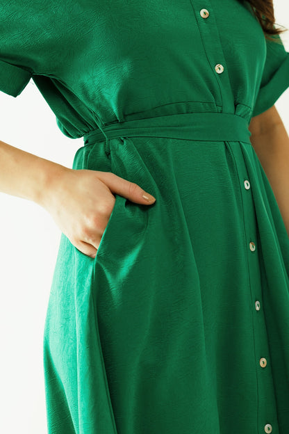 Minivestido relajado con cinturón y botones en la parte delantera en color verde