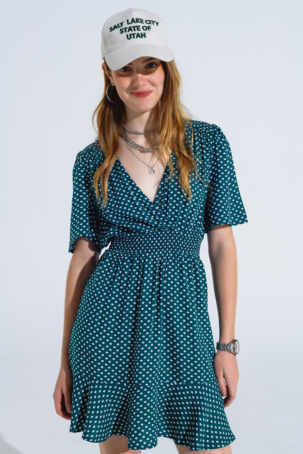 Minivestido verde con cintura ceñida y estampado floral
