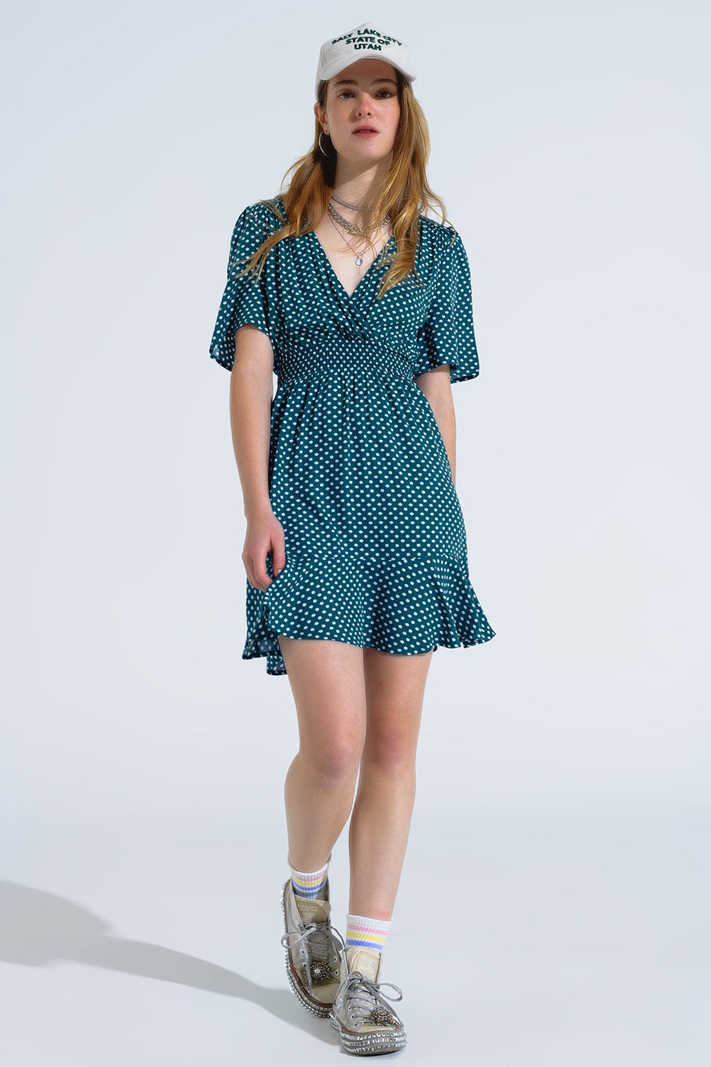 Minivestido verde con cintura ceñida y estampado floral