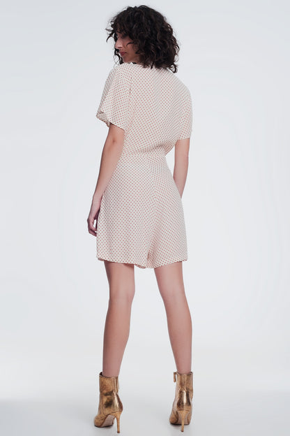 mono con botones en la parte delantera en beige