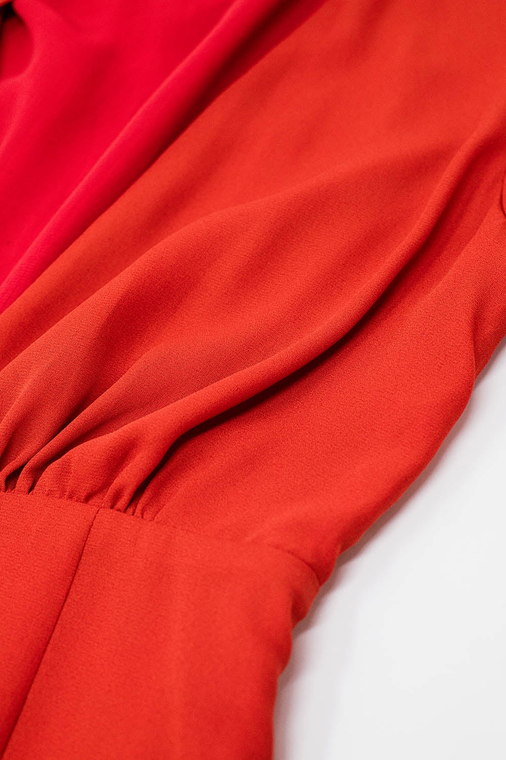 Mono de satén rojo con escote en V