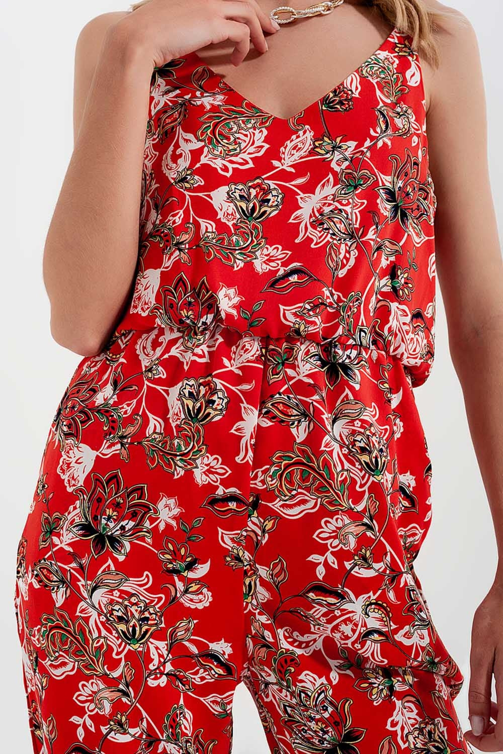 Mono largo con estampado floral y tirantes finos en rojo