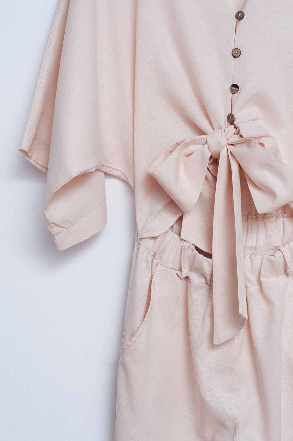 Mono largo de lino beige con lazada en la cintura