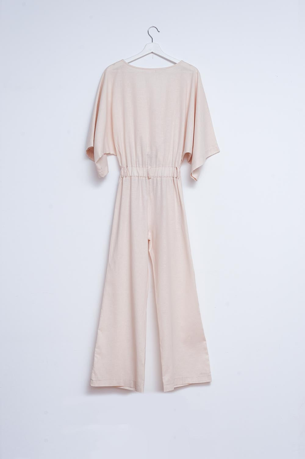 Mono largo de lino beige con lazada en la cintura