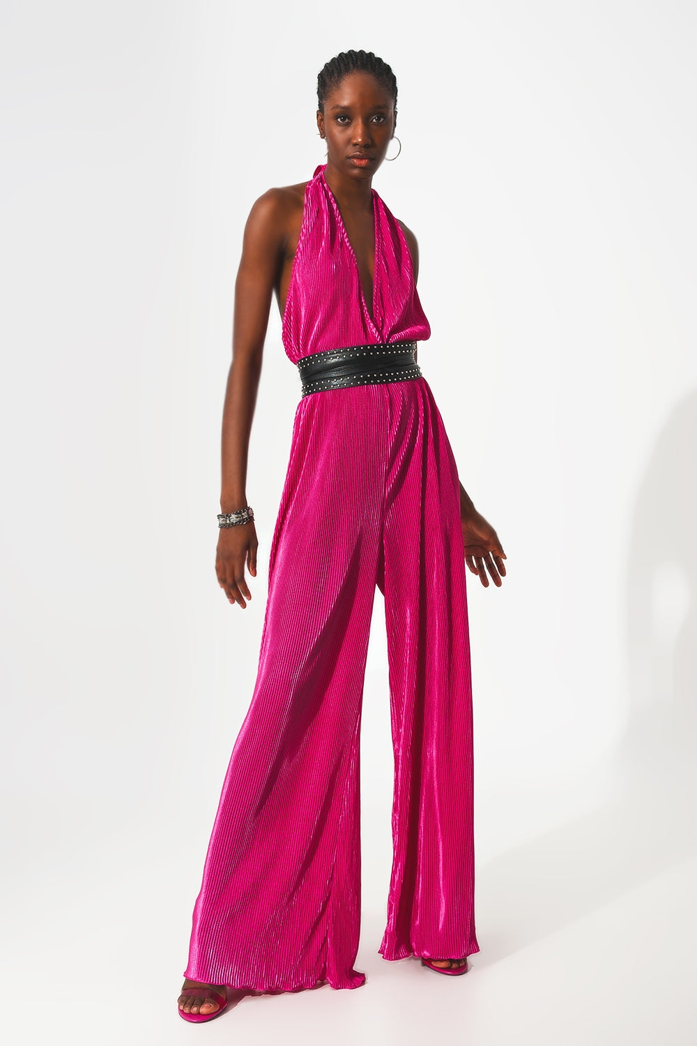 Mono largo plisado con cuello halter de satén fucsia