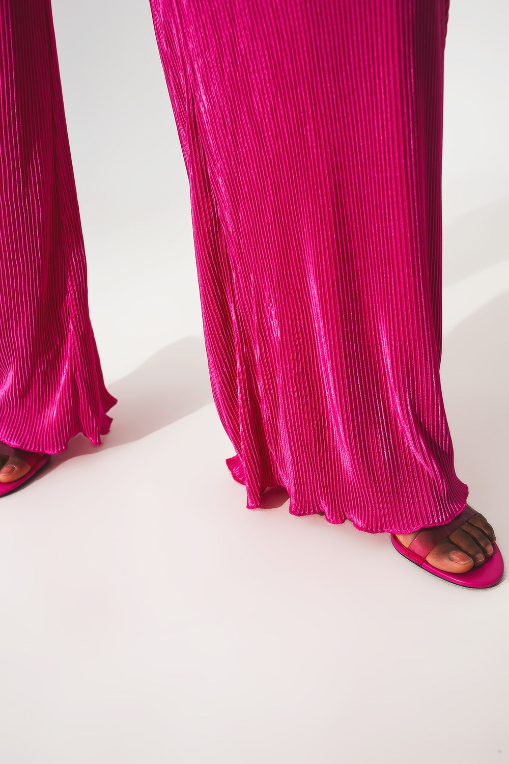 Mono largo plisado con cuello halter de satén fucsia