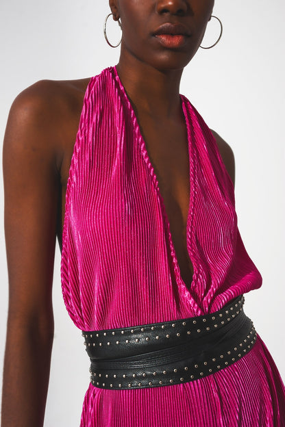 Mono largo plisado con cuello halter de satén fucsia
