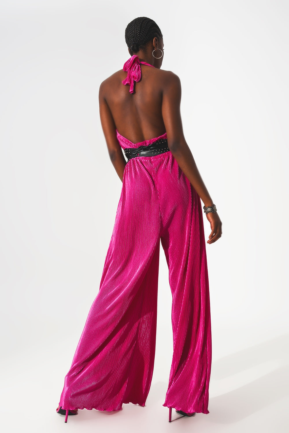 Mono largo plisado con cuello halter de satén fucsia