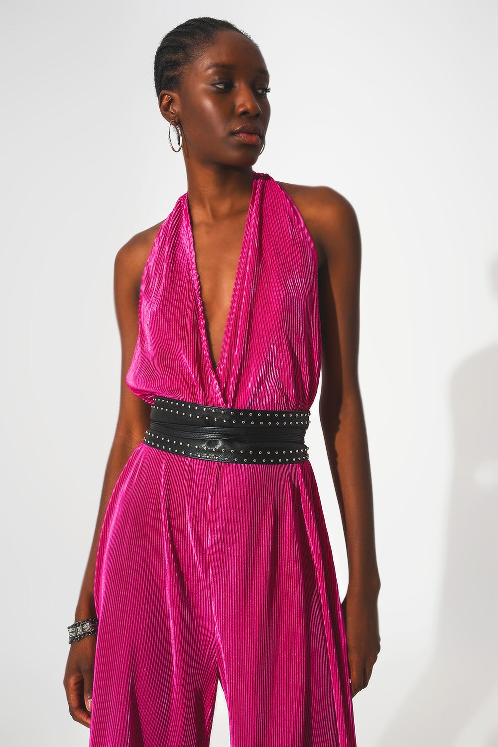 Mono largo plisado con cuello halter de satén fucsia