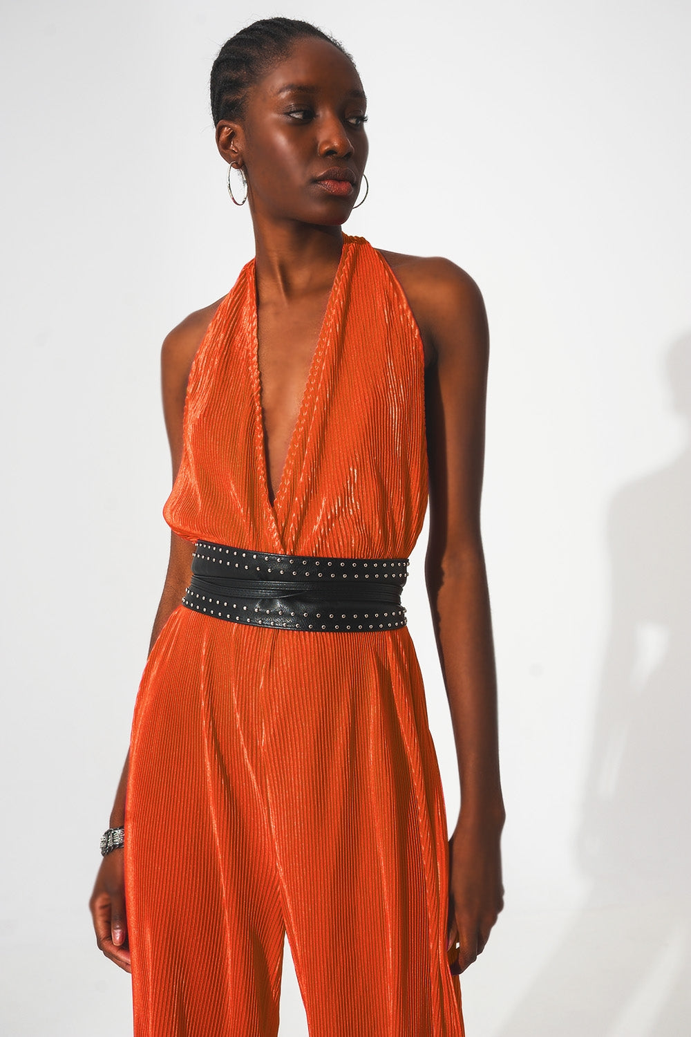 Mono largo plisado con cuello halter de satén naranja