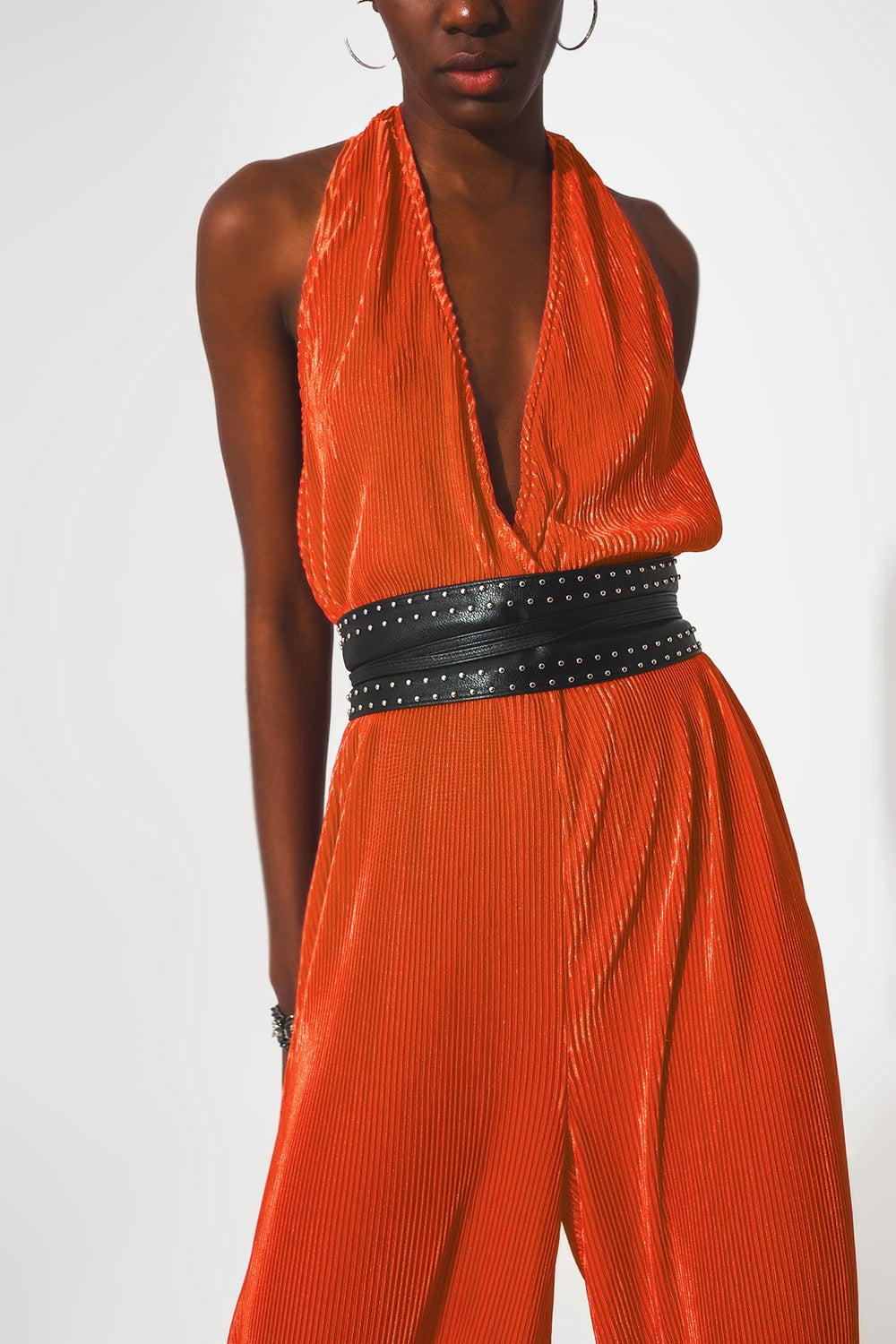 Mono largo plisado con cuello halter de satén naranja