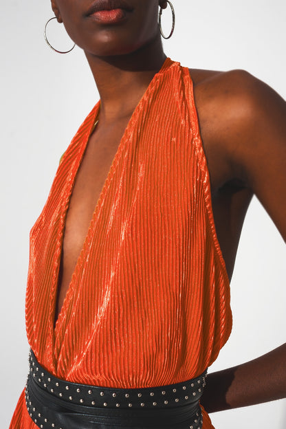 Mono largo plisado con cuello halter de satén naranja