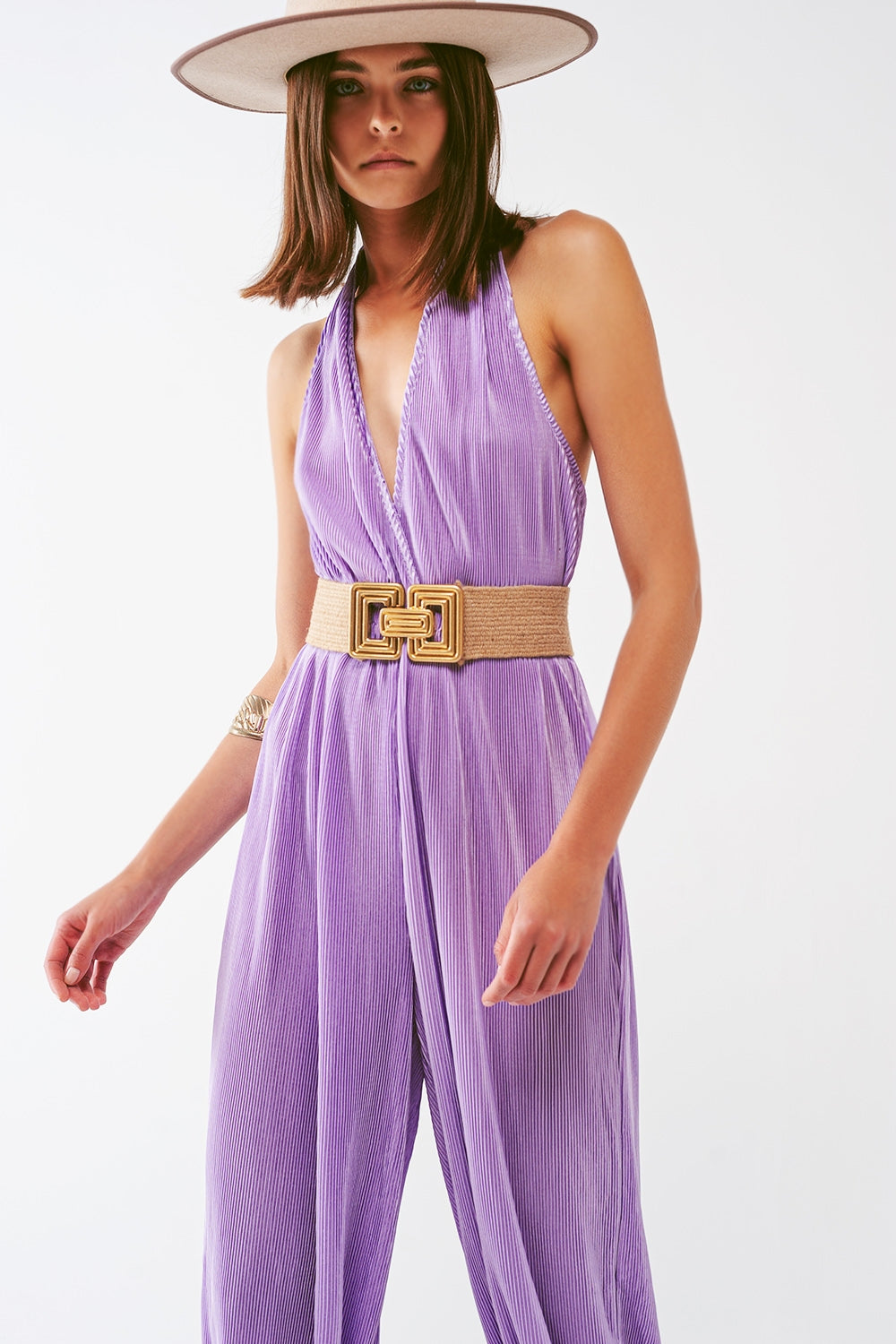 Mono largo plisado de satén con escote halter en lila