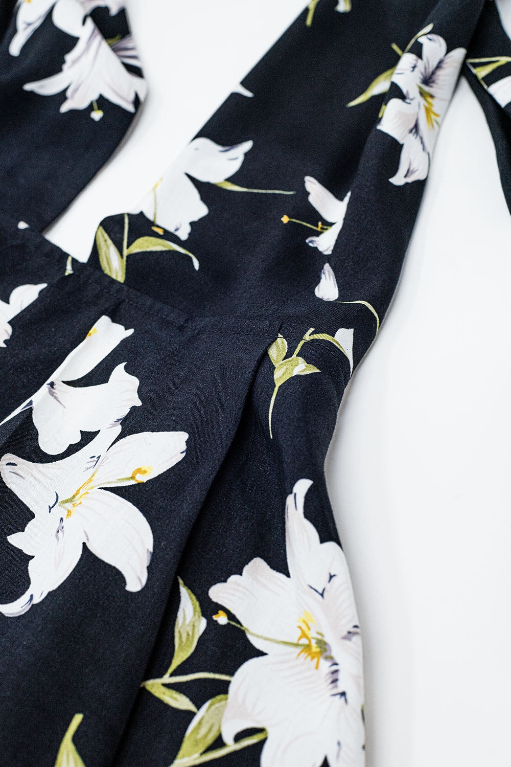 Mono negro de cuello alto con estampado floral