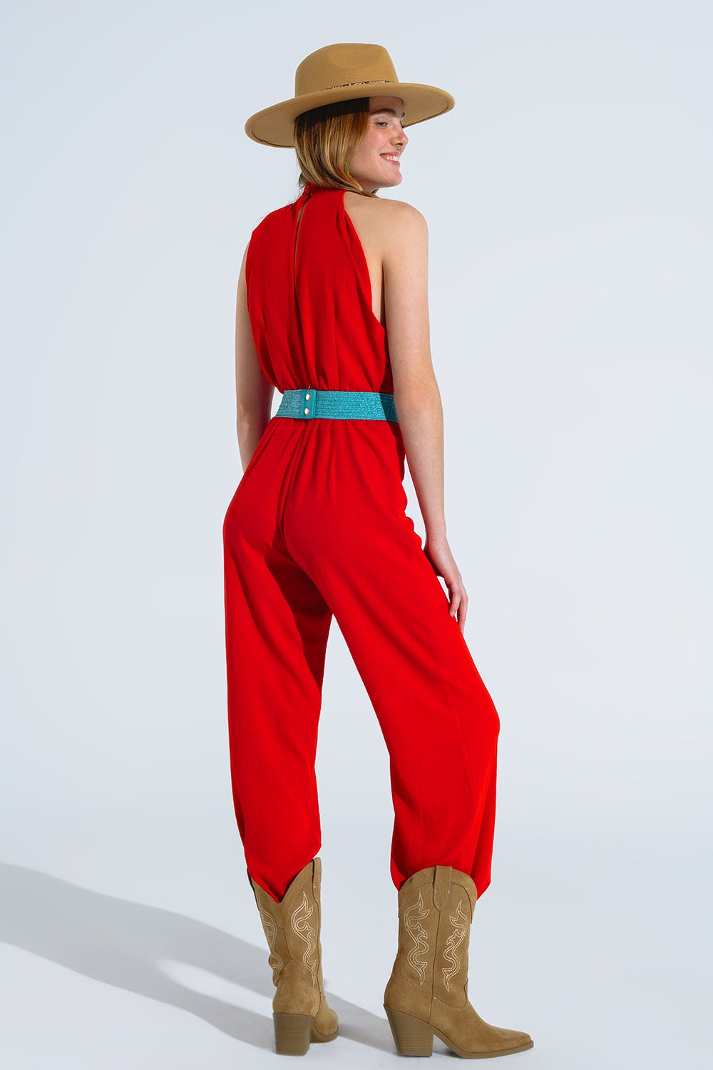 Mono rojo con escote halter cruzado