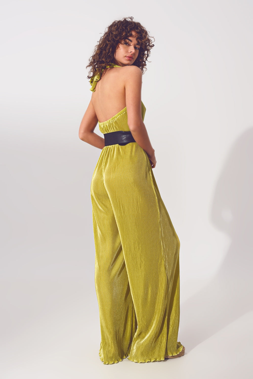Mono satinado con cuello halter y pliegues en verde