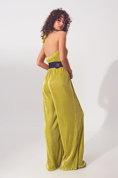 Mono satinado con cuello halter y pliegues en verde