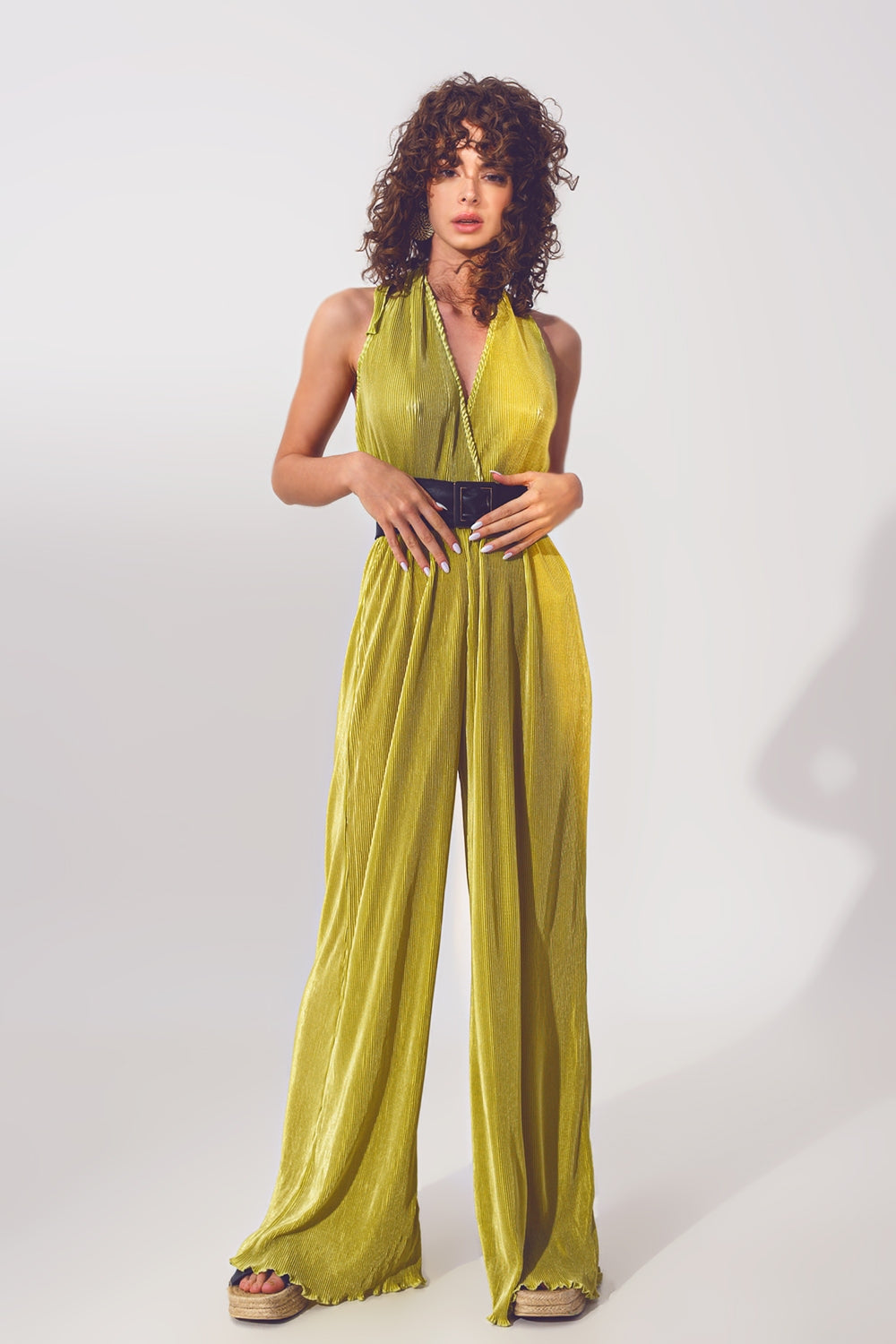 Mono satinado con cuello halter y pliegues en verde