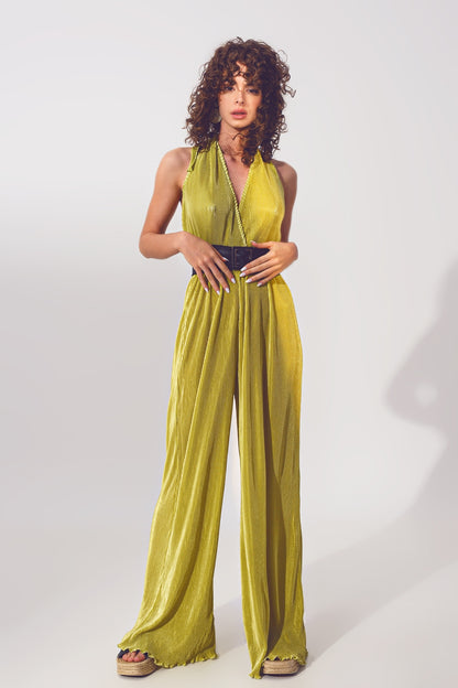 Mono satinado con cuello halter y pliegues en verde