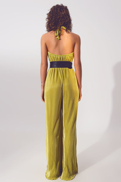 Mono satinado con cuello halter y pliegues en verde