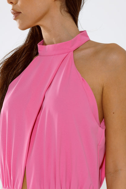 Monos rosas con la parte superior cruzada y cuello alto