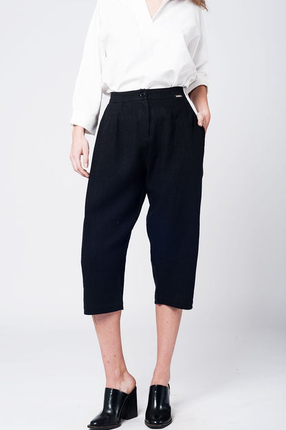 Q2 Pantalon a media pierna de lino negro con detalle de pinzas