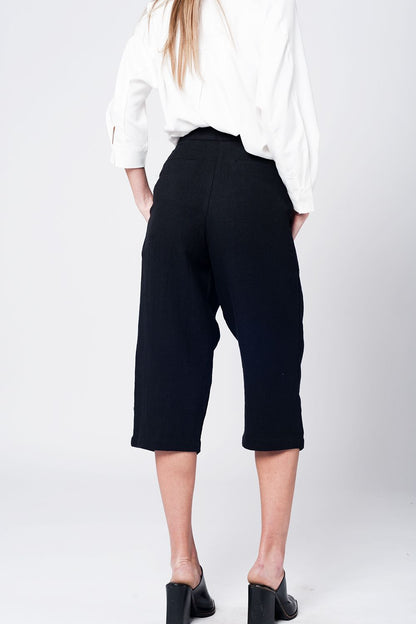 Pantalon a media pierna de lino negro con detalle de pinzas