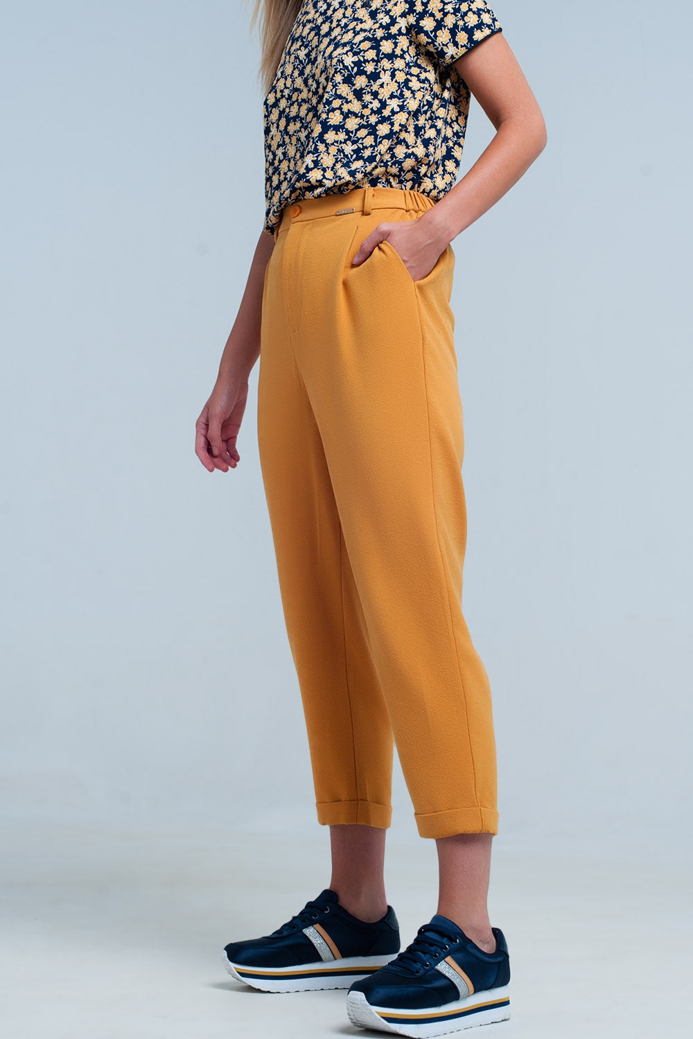 Pantalon alto mostaza de talle alto con cinturón