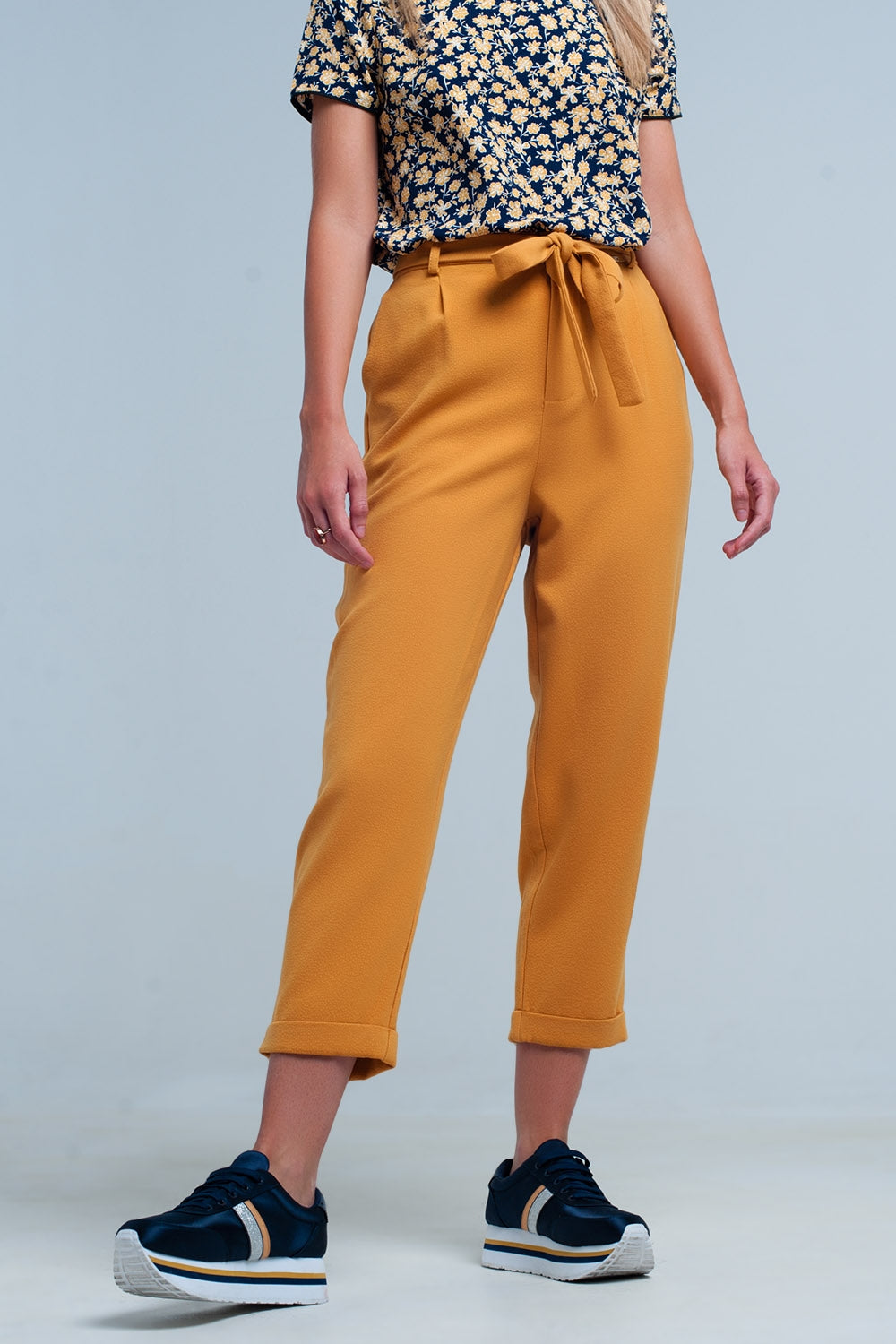 Pantalon alto mostaza de talle alto con cinturón