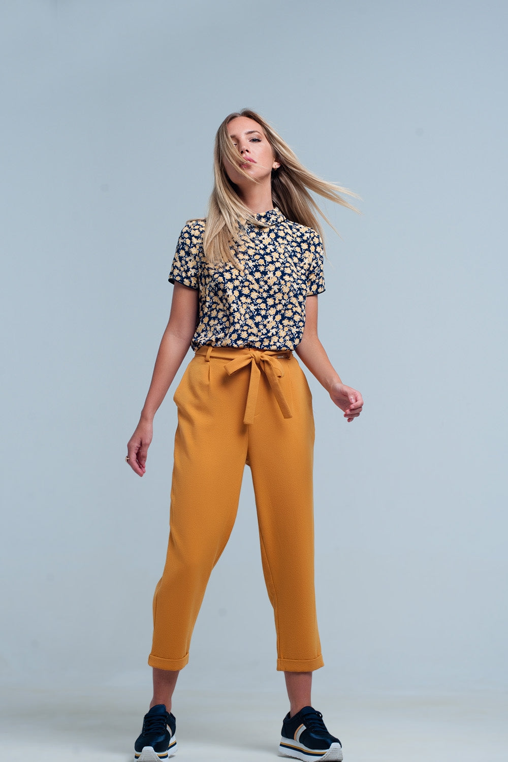 Pantalon alto mostaza de talle alto con cinturón