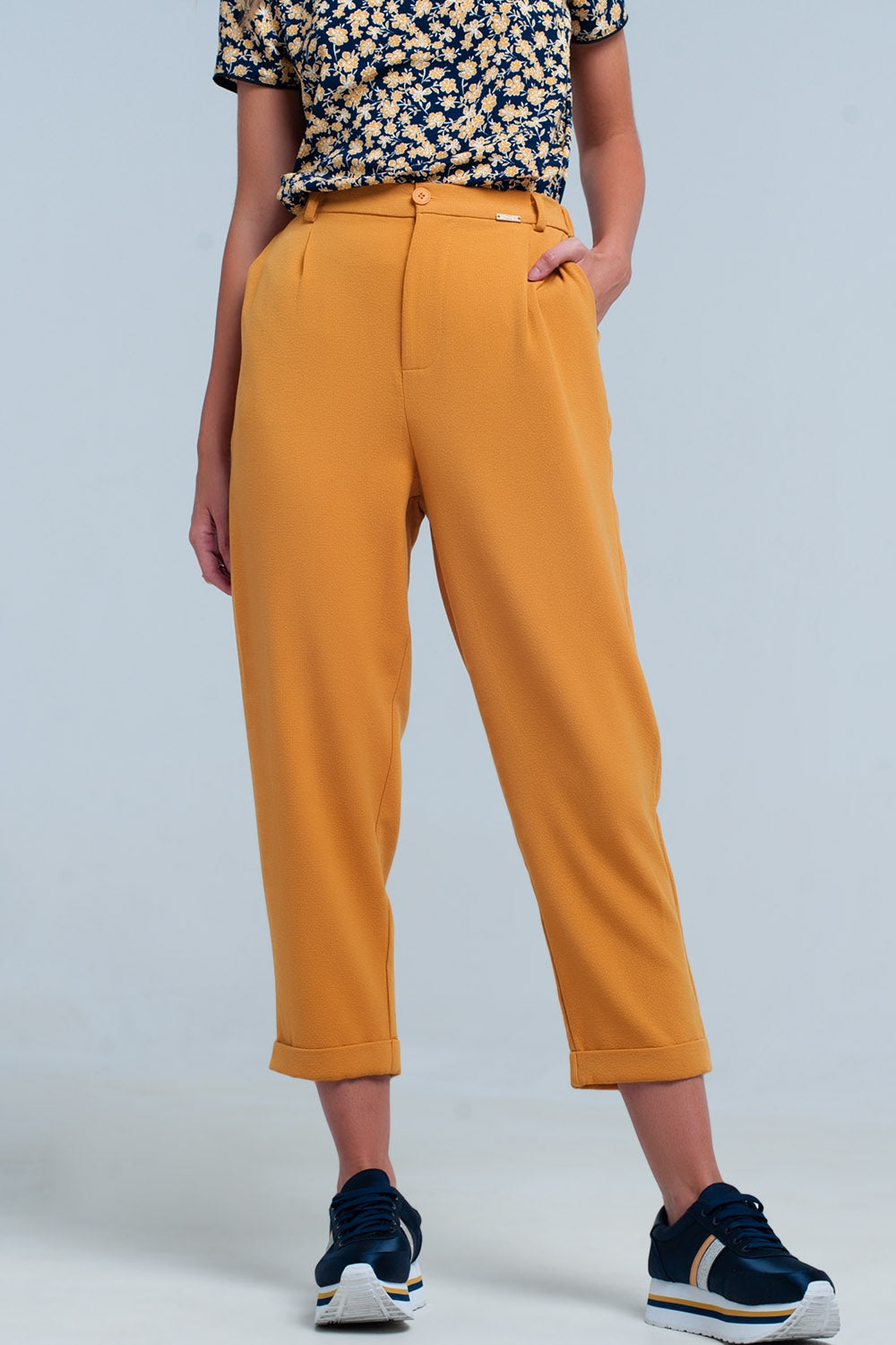 Pantalon alto mostaza de talle alto con cinturón
