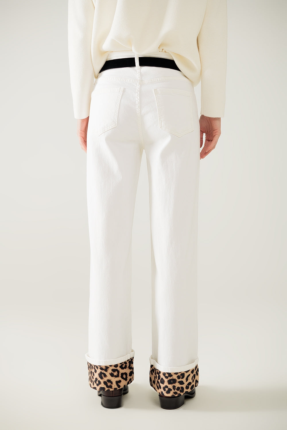 Pantalón ancho color crema con estampado de leopardo en el bajo